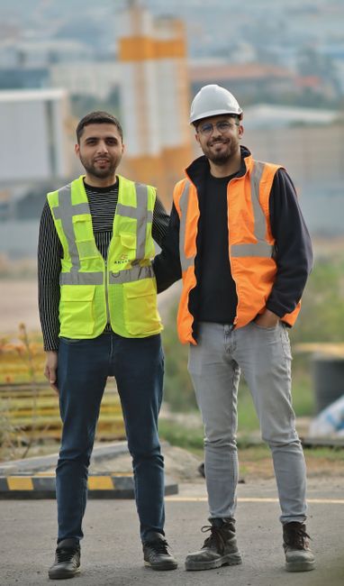 فريق عمل في موقع مقاولات